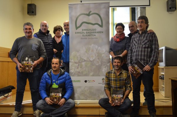 Errezil sagarraren liburua aurkeztu berri dute