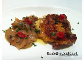 Lumagorri oilaskoaren izterrak garagardo erara eta Zallako tipula morearekin