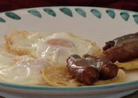 Taloa txistorrarekin, gaztarekin eta arrautza frijituekin 